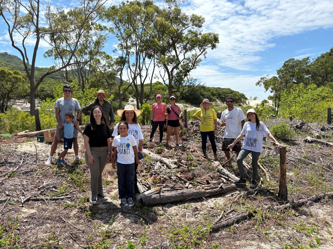 Mudas doadas por empresa que neutralizou evento são plantadas em Florianópolis para recuperar Mata Atlântica